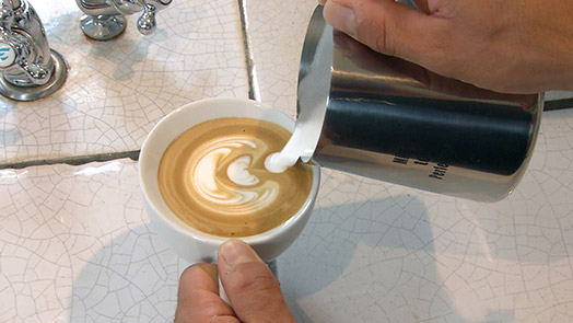 Latte Art tutorial: comment dessiner Leaf et Tulip