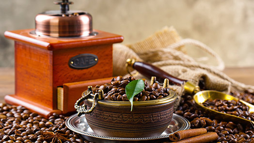 Kaffeemühle und gemahlener Kaffee für die verschiedenen Weisen der Kaffeezubereitung